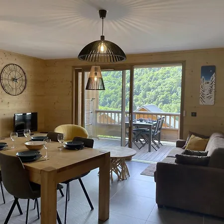 4 Personnes De Standing Au Coeur Du Village *